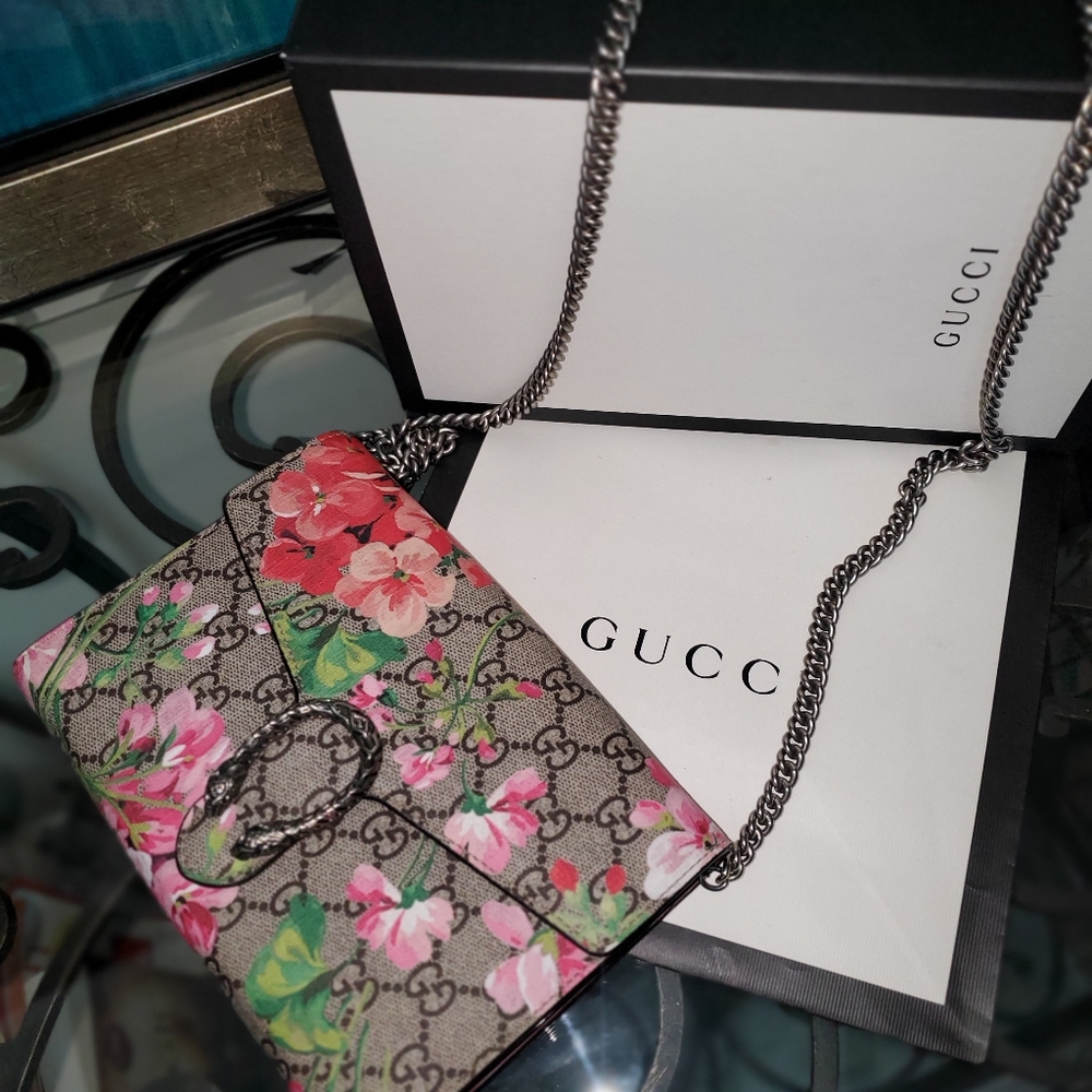 GUCCI Blooms handbag w/box and dust bag.